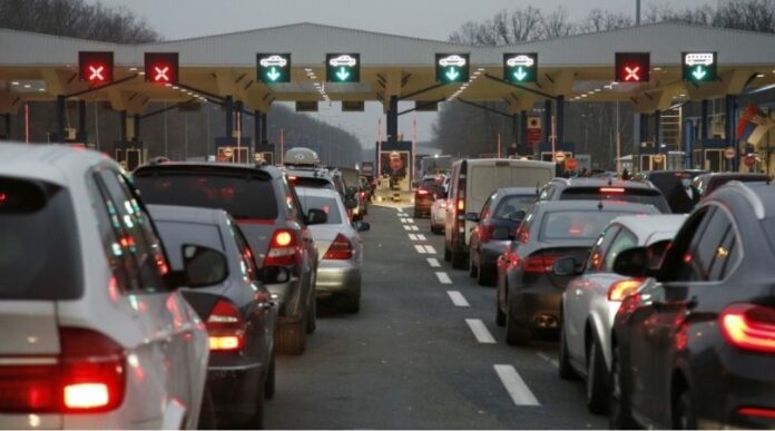 Granica, granični prelaz, rampa, kolona vozila,