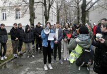 Maturanti nastavljaju sa blokadom Gimnazije u Bačkom Petrovcu