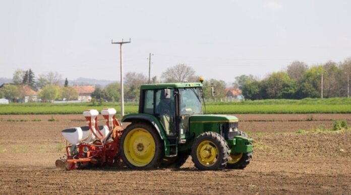 Setva kukuruza, traktor