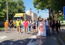 Odavanje počasti ispred zgrade opštine Bački Petrovac 16 minuta tišine ispred opstine backi petrovac