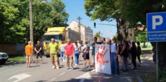 16 minuta tišine ispred opstine backi petrovac