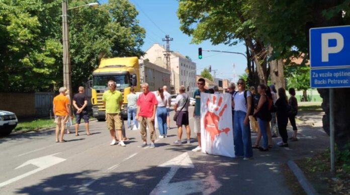 16 minuta tišine ispred opstine backi petrovac 16 minuta tišine ispred opstine backi petrovac