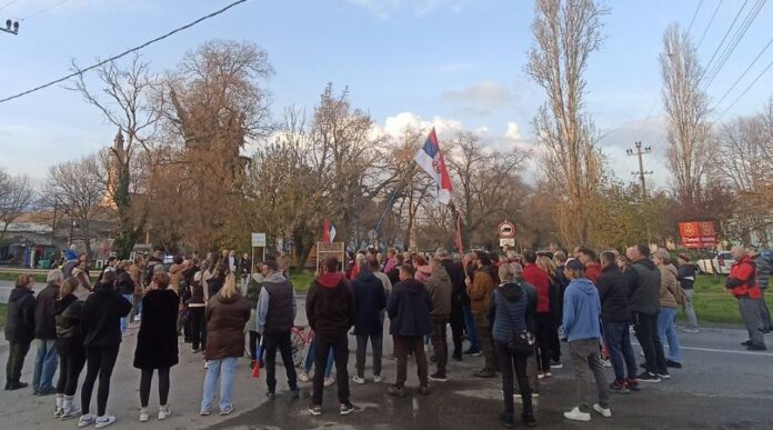 backi petrovac uz studente protesti skup backi petrovac uz studente protesti skup opstukcija policije