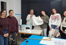 Mladé Petrovčanky si vyskúšali šitie ženských ľudových krojov Kus petrovska družina, dielna šitia