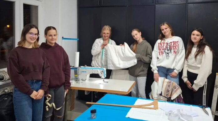 Kus petrovska družina, dielna šitia Kus petrovska družina, dielna šitia