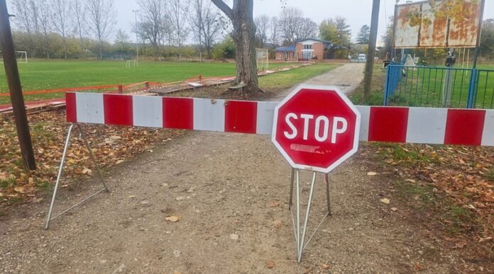 Zatvoren prilaz na pomoćni teren u Bačkom Petrovcu Zatvoren prilaz na pomoćni teren u Bačkom Petrovcu